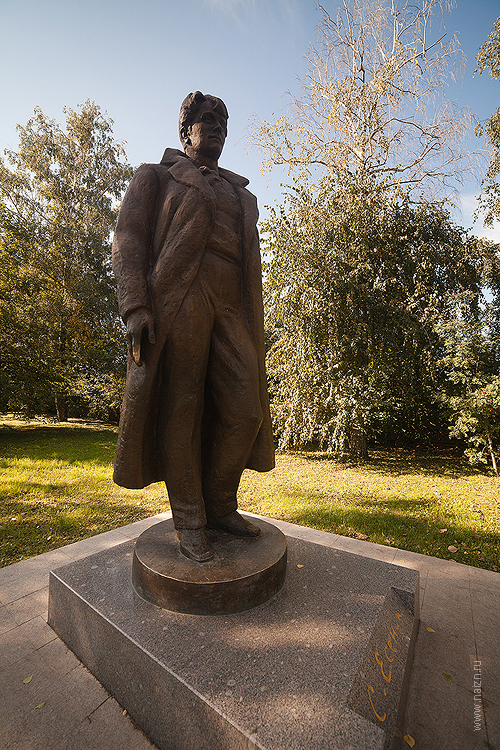 Сергей Есенин и его памятник